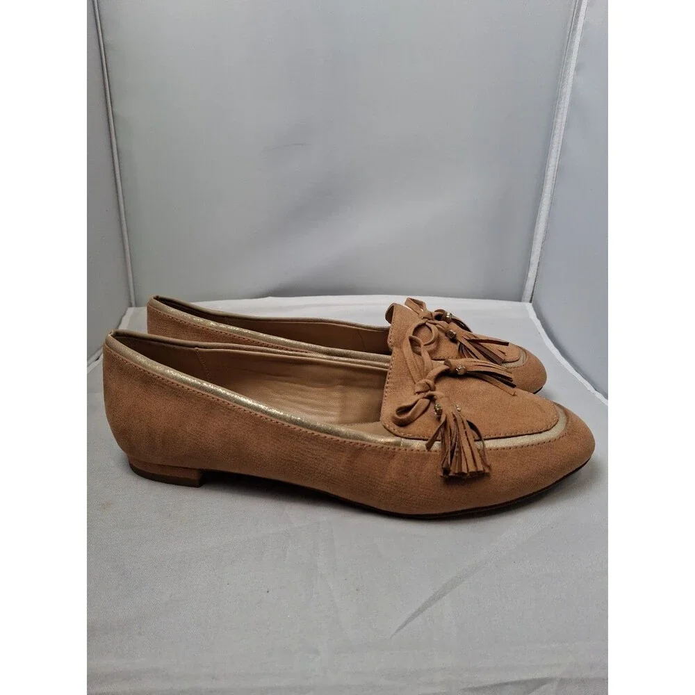 CROWN & IVY Women's Tassel Loafers Flats Tan Suede Gold Trim Slip On Size 8 M